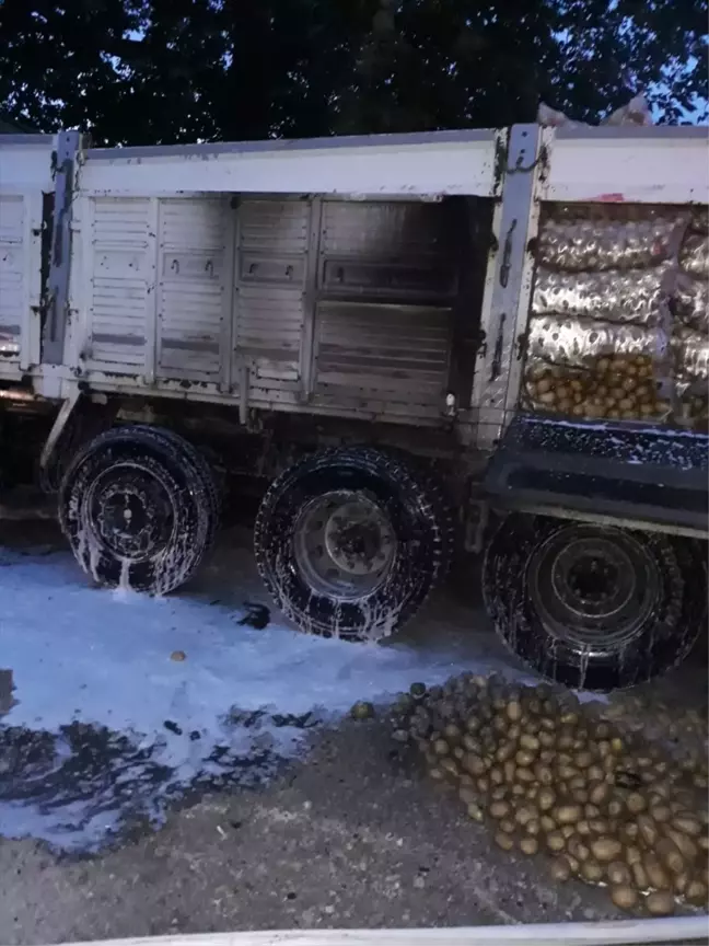 Tokat'ın Niksar ilçesinde patates yüklü tırda çıkan yangın söndürüldü