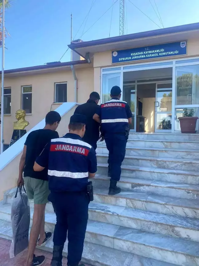 Kuşadası'ndan Yunanistan'a yüzerek geçmeye çalışan 2 düzensiz göçmen yakalandı