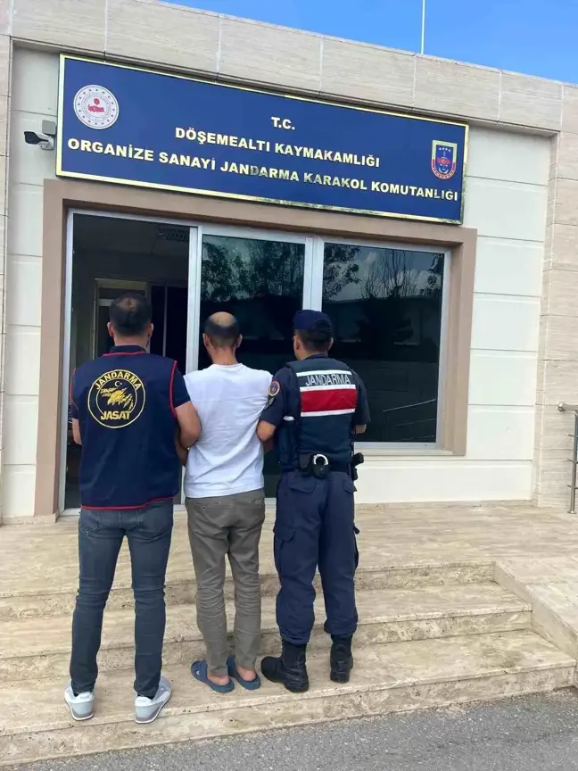 Antalya'da hırsızlık suçundan aranan şüpheli yakalandı