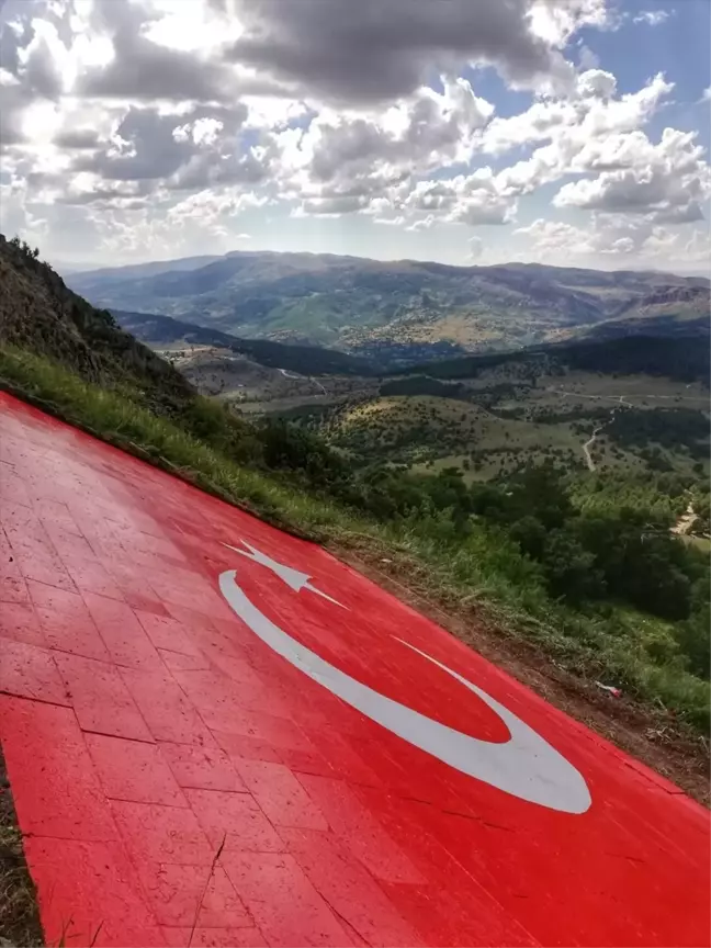 Hünkar Kalesi'ndeki Türk Bayrağı Bakım ve Onarımdan Geçirildi