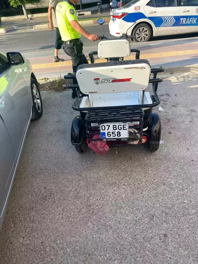 Manavgat'ta Elektrikli Bisiklete Motosiklet Çarptı: 1 Yaralı