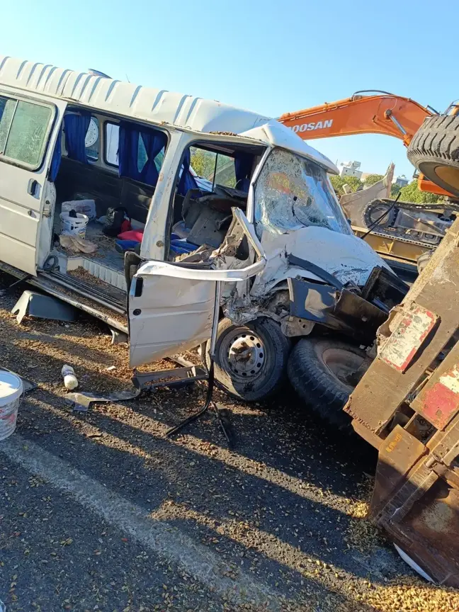 Şanlıurfa'da minibüs traktöre çarptı: 12 işçi yaralandı