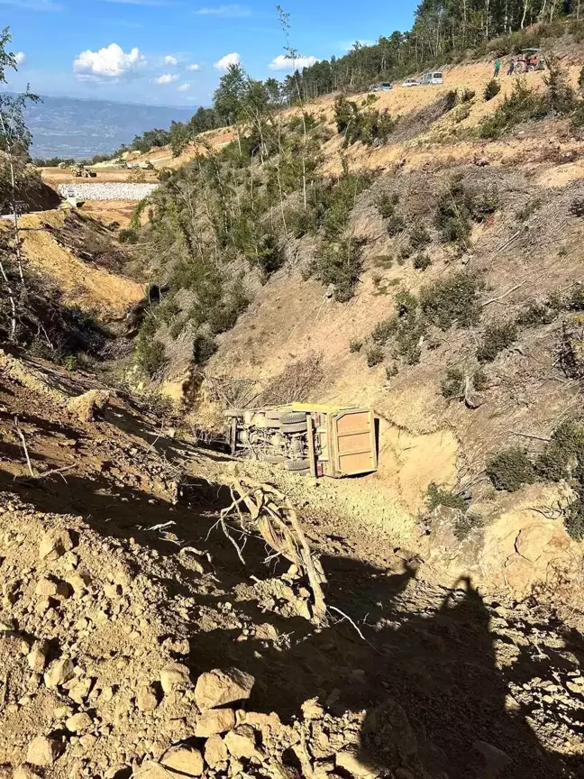 Tokat'ta Kamyon Uçuruma Yuvarlandı, Sürücü Hayatını Kaybetti