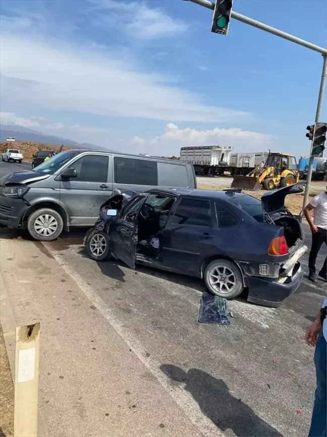 Gaziantep'te Zincirleme Trafik Kazası: 2 Yaralı