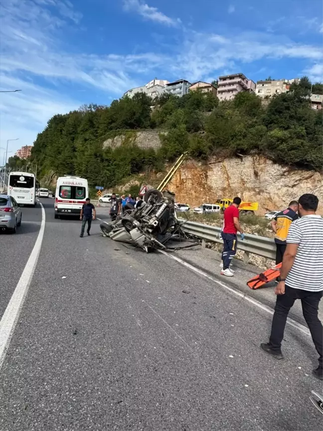 Zonguldak'ta Bariyere Çarpan Araçta Sürücü Ağır Yaralandı