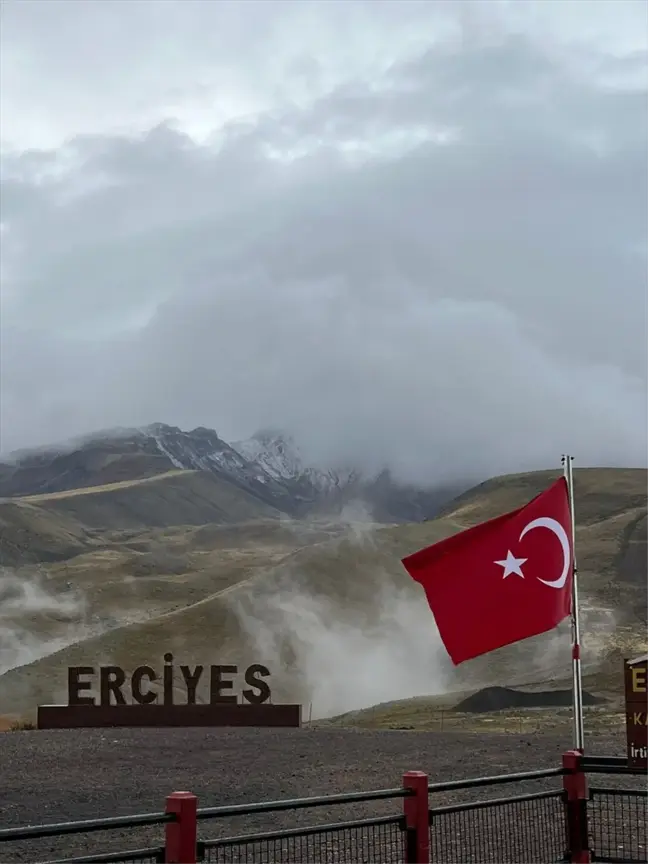 Erciyes Dağı'nda Eylül Ayında Kar Yağışı ve Sis