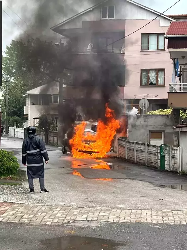 Serdivan'da Park Halindeki Otomobil Alev Alev Yandı