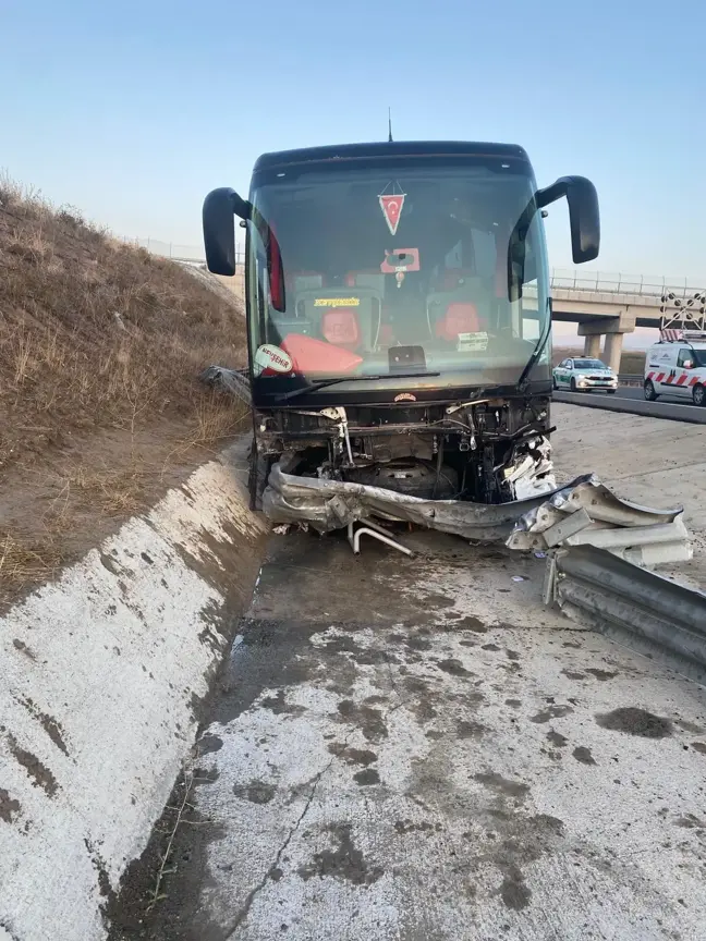 Şereflikoçhisar'da Yolcu Otobüsü Kazası: 3 Yaralı