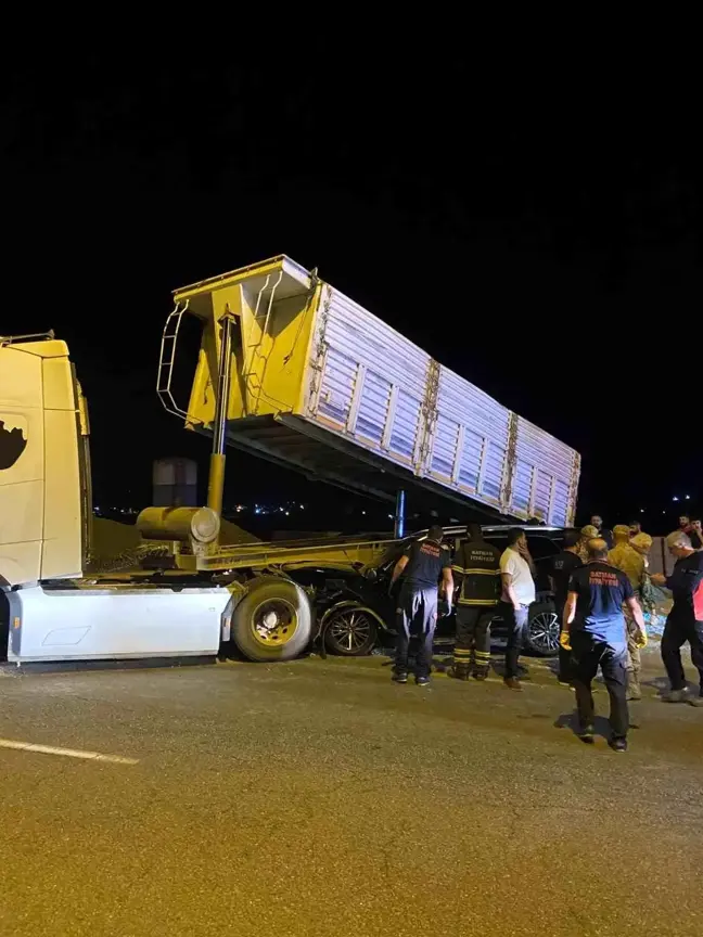 Batman'da Lüks Otomobil Tırın Altına Girdi: 2 Yaralı