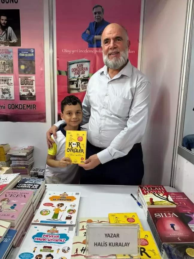 Görme Engelli Yazar Halis Kuralay, Sultanbeyli Kitap Fuarı'nda Okurlarıyla Buluştu