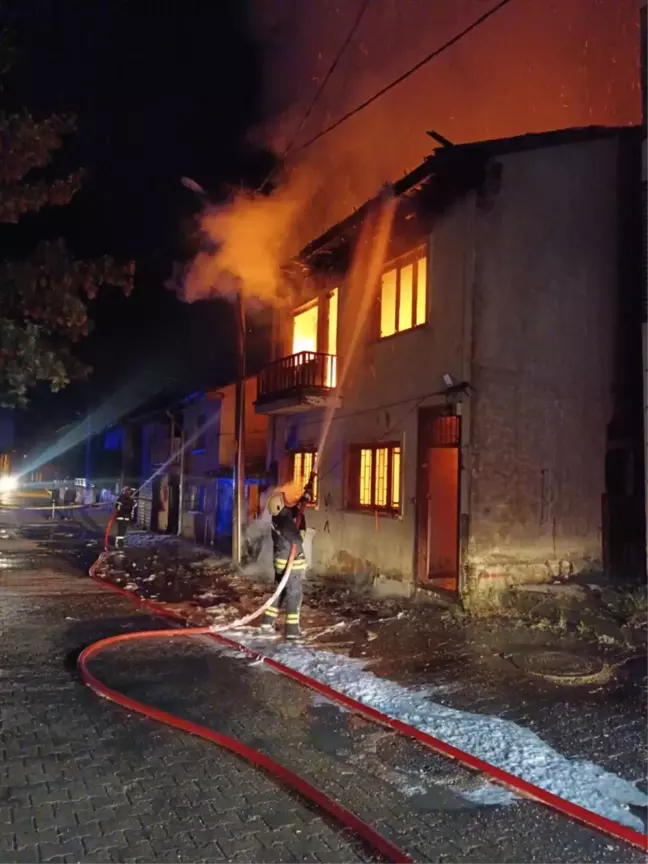 Bolu'da Kullanılmayan Ahşap Evde Yangın Çıktı