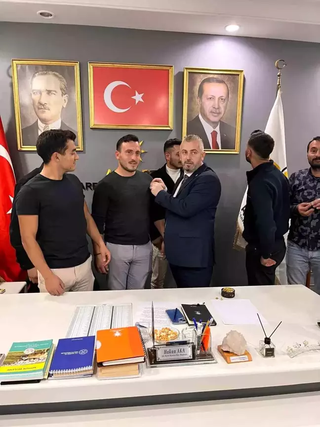 AK Parti Karesi İlçe Başkanı Hakan Aka, Yeni Üyeleri Karşıladı