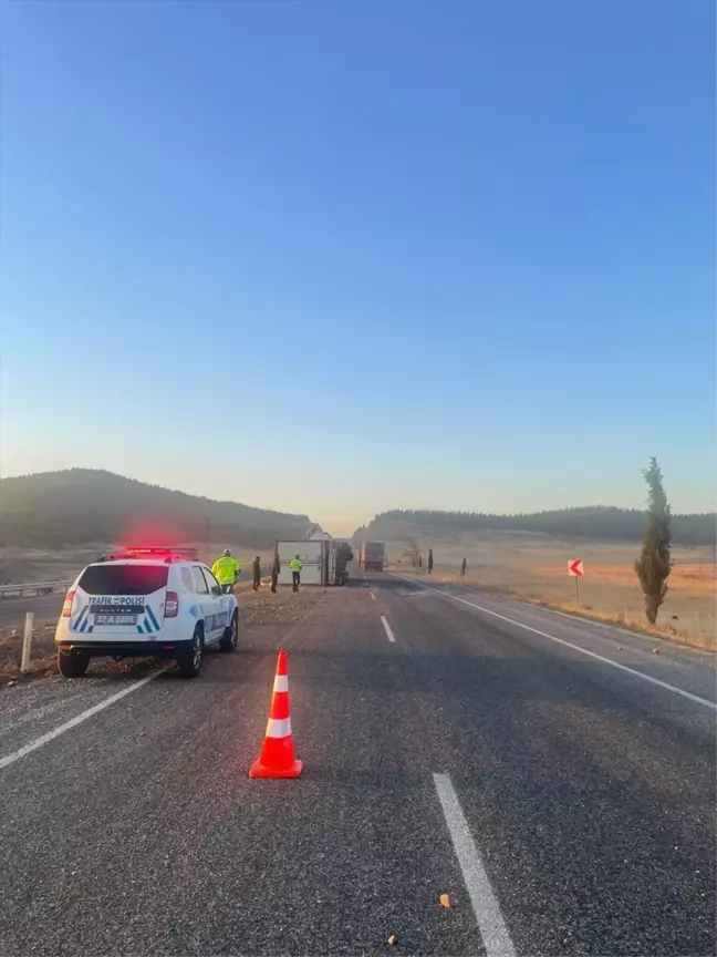 Gaziantep'te Devrilen Tırın Sürücüsü Yaralandı