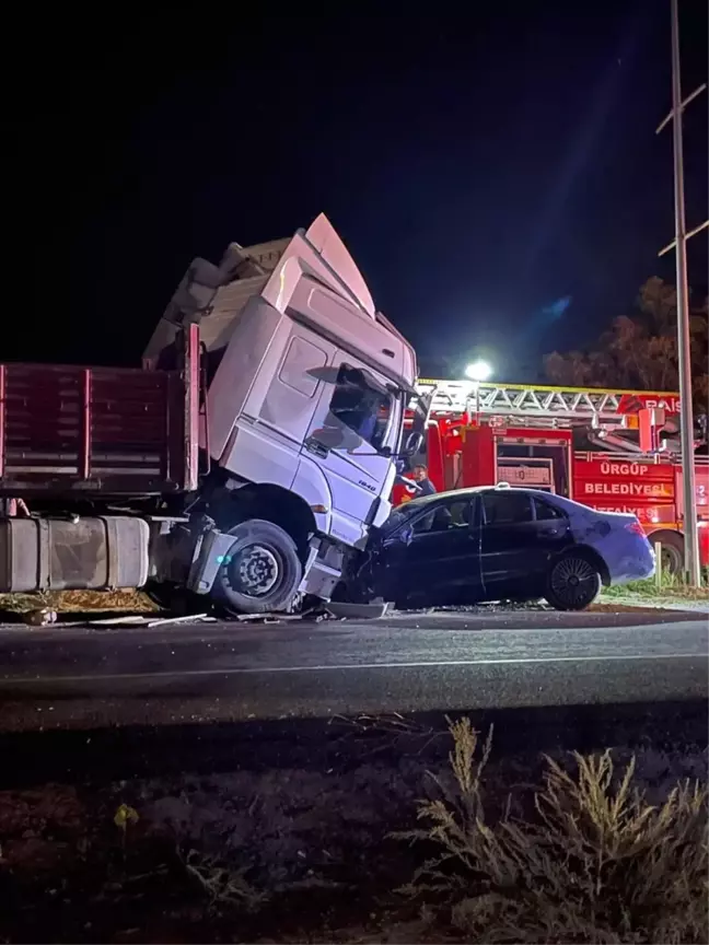 Ürgüp'te Tırla Çarpışan Otomobil Sürücüsü Hayatını Kaybetti