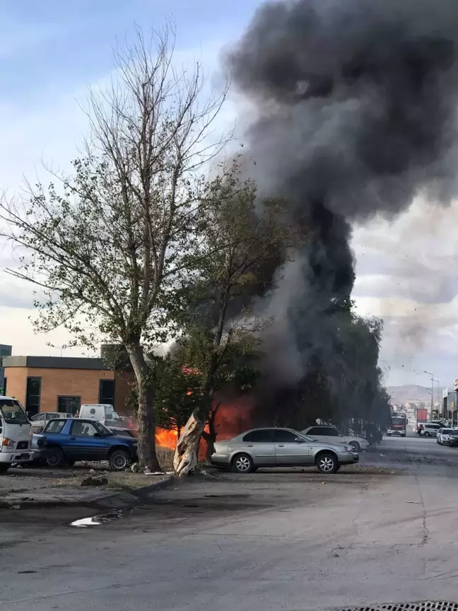 Etimesgut'ta Otoparkta Yangın: 5 Araç Kül Oldu