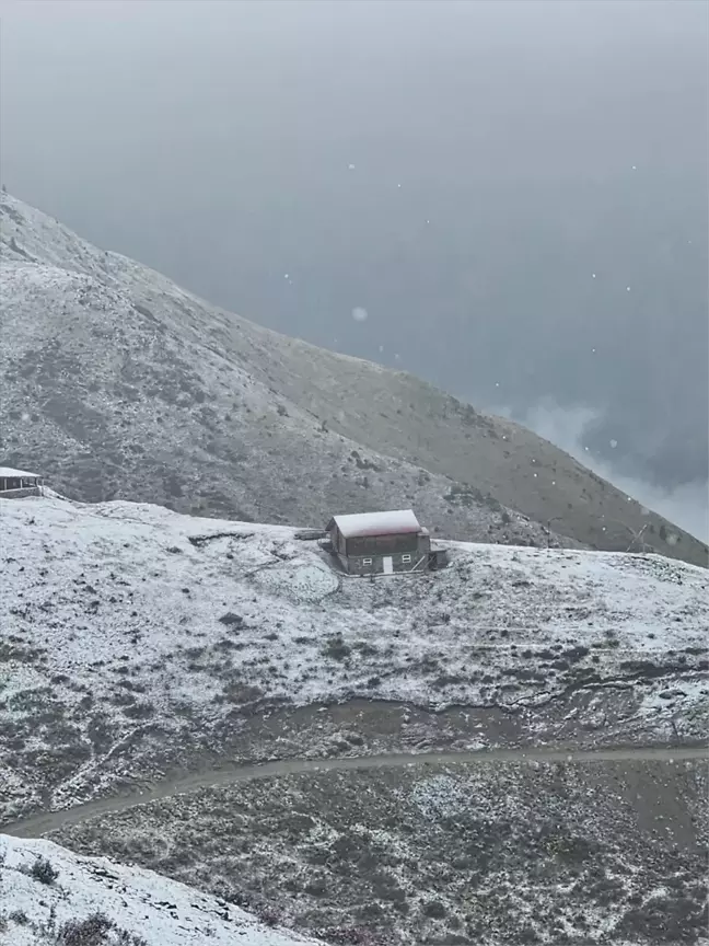 Rize ve Bayburt'ta Yüksek Kesimlerde Kar Yağışı