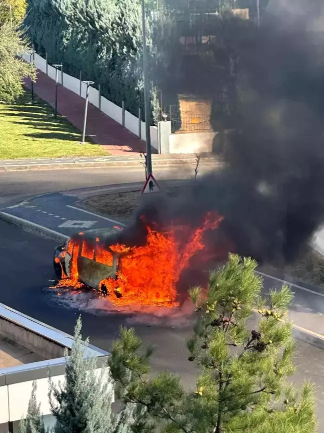 Diyarbakır'da Park Halindeki Araç Alev Aldı