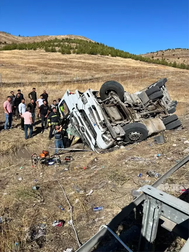 Gaziantep'te Tır Şarampole Devrildi: Sürücü Hayatını Kaybetti