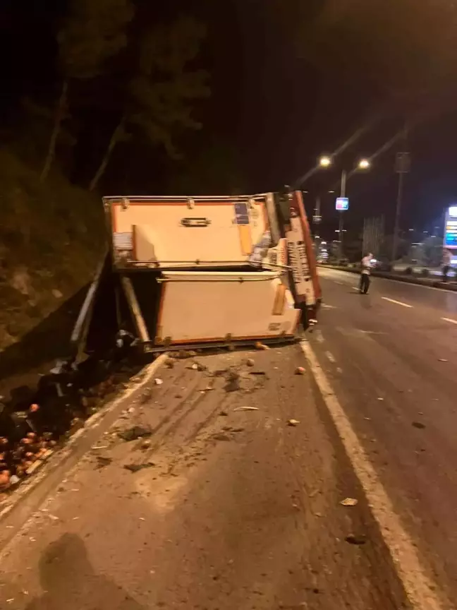 Hatay'da Freni Boşalan Tır Şarampole Devrildi