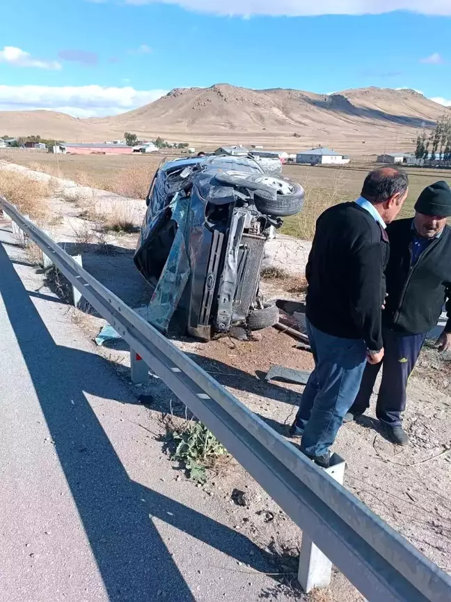 Van'da Hafif Ticari Araç Takla Attı: 3 Yaralı