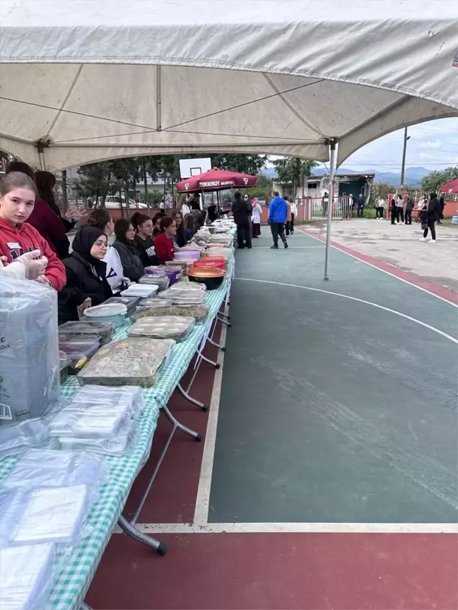 Lise Öğrencileri Filistin İçin Kermes Düzenledi