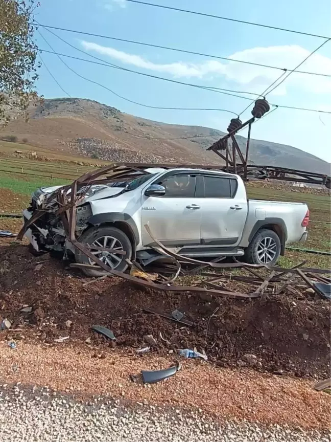 Hatay'da Pikap Elektrik Direğine Çarptı, Sürücü Yaralandı