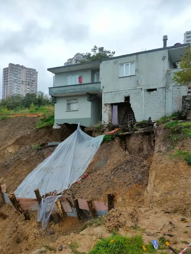 Samsun'da İnşaat Kazısında Toprak Kayması, Evin Temelinde Hasar Oluştu