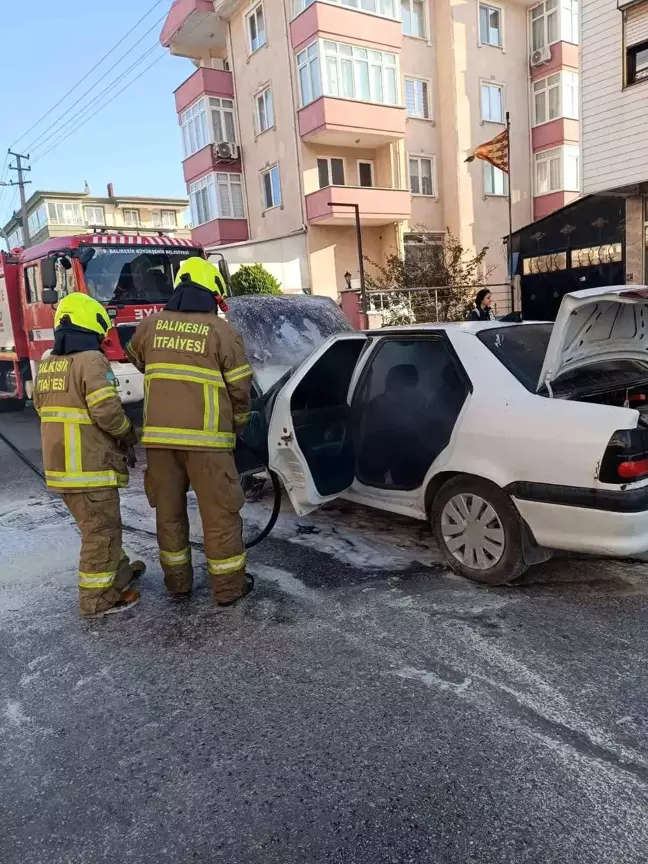 Bandırma'da Işıklarda Bekleyen Araç Alev Aldı