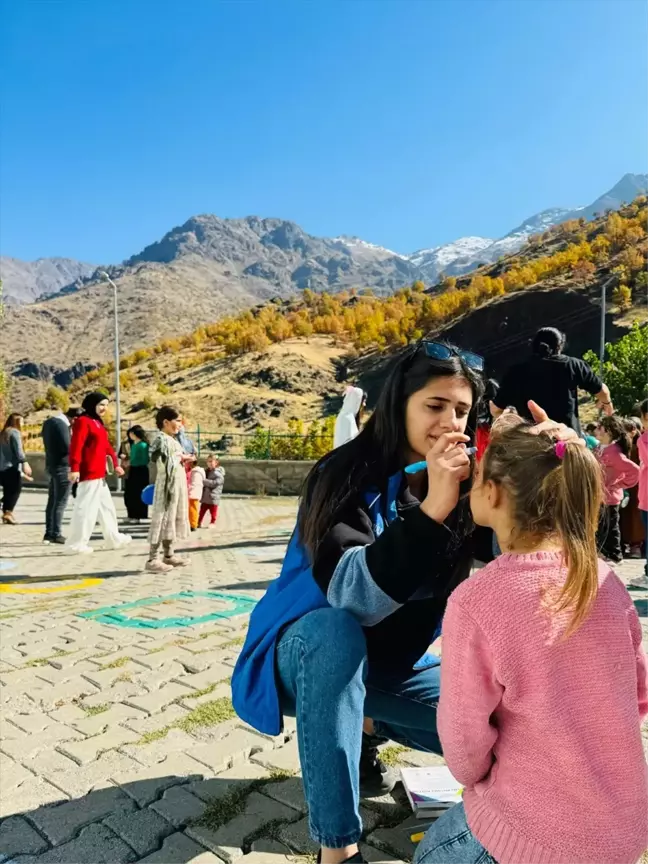 Gönüllü Gençler Hakkari'de Çocukları Sevindiriyor