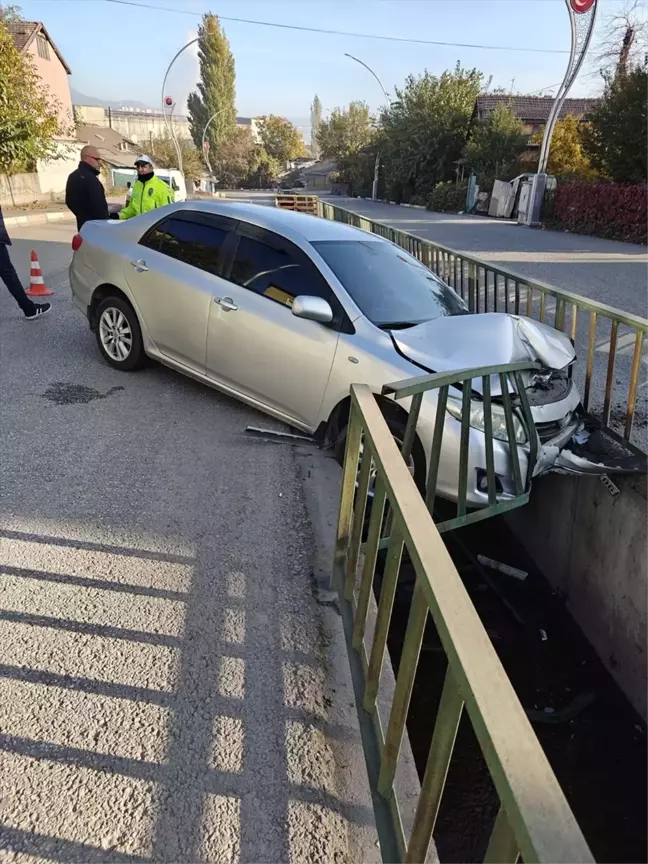 Karabük'te Sulama Kanalına Çarpan Otomobilin Sürücüsü Yaralandı