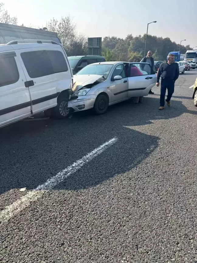 Sakarya'da Zincirleme Trafik Kazası: 4 Yaralı