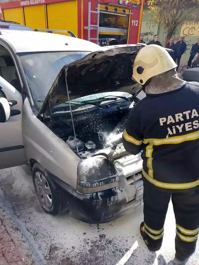 Isparta'da Hafif Ticari Araçta Yangın Çıktı