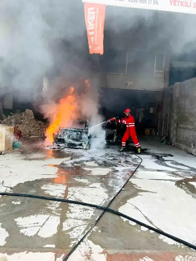 Hatay'da Tamirhanede FİAT Otomobil Yangını