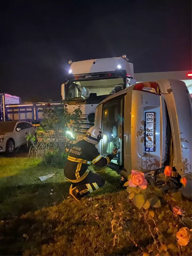 Tokat'ta Park Halindeki Tıra Çarpan Otomobilin Sürücüsü Yaralandı