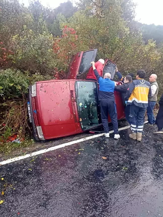 Zonguldak'ta Kontrolden Çıkan Otomobil Devrildi: 3 Yaralı