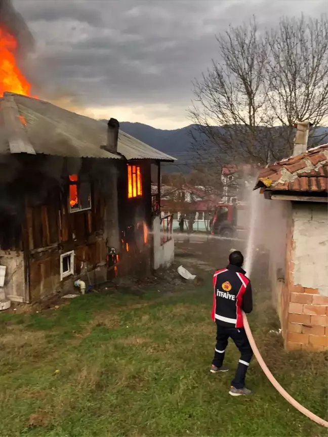 Bolu'da Yangın: Ahşap Ev Kullanılamaz Hale Geldi