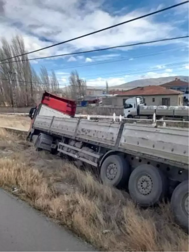 Kayseri'de Kontrolden Çıkan Tır Mezarlığa Girdi