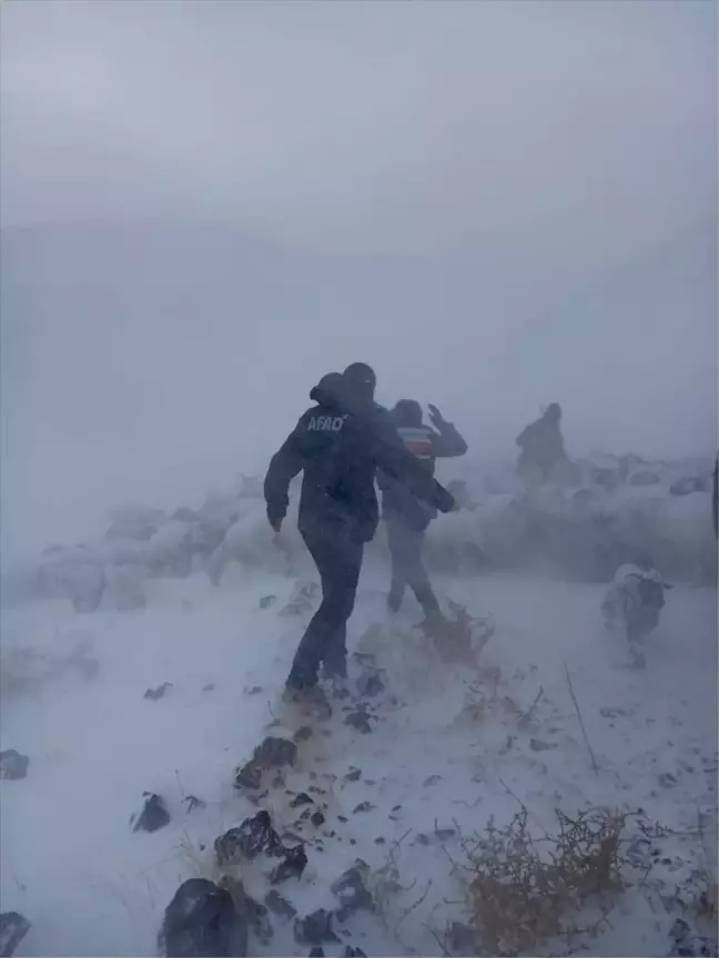 Niğde'de Mahsur Kalan Çoban ve Hayvanları Kurtarıldı