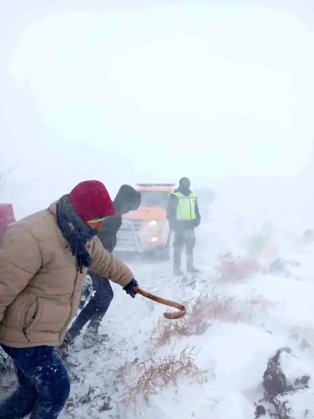 Niğde'de Mahsur Kalan Çoban ve Hayvanlar Kurtarıldı