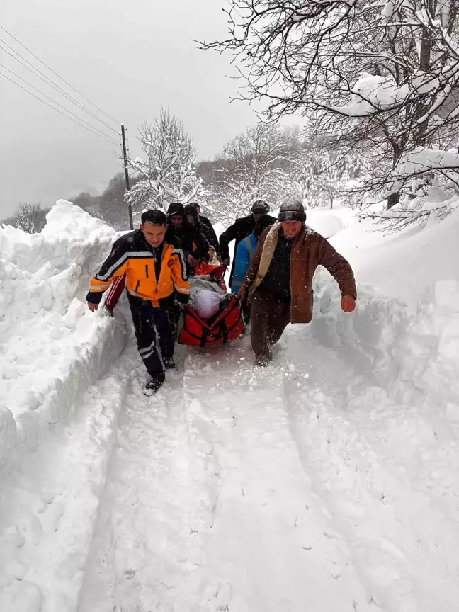 Düzce'de Kar Engeline Rağmen Hasta Hastaneye Ulaştırıldı