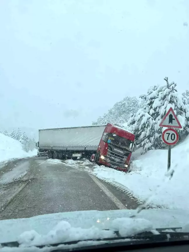 Bolu'da Yoğun Kar ve Buzlanma Trafiği Aksattı