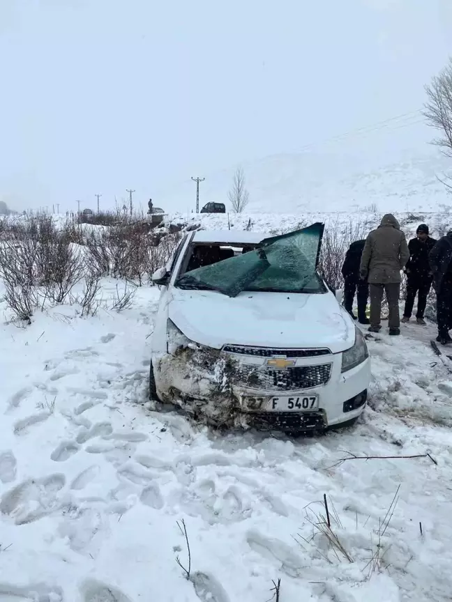 Bitlis'te Şarampole Yuvarlanan Otomobilde 4 Yaralı