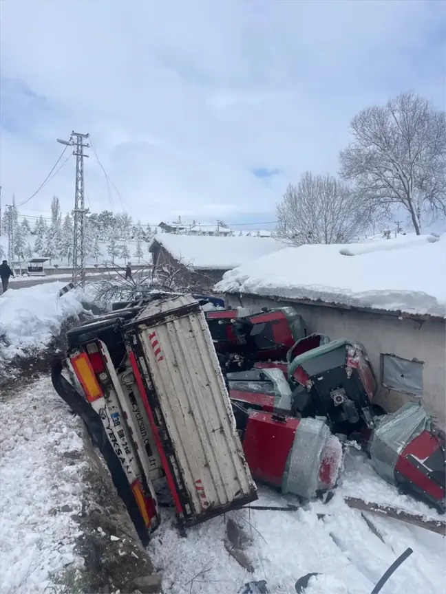 Tokat'ta Tır Şarampole Devrildi: Sürücü Yaralandı