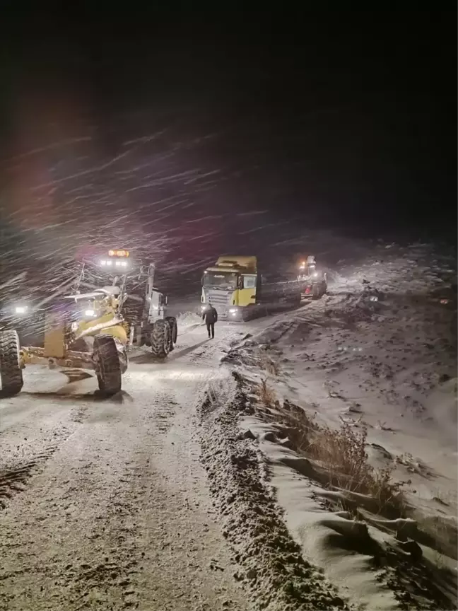 Erdemli'de Kar Mağduru 6 Tır Sürücüsü Kurtarıldı