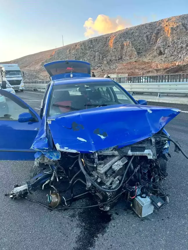 Adıyaman'da Otomobil Bariyere Çarptı, 2 Yaralı