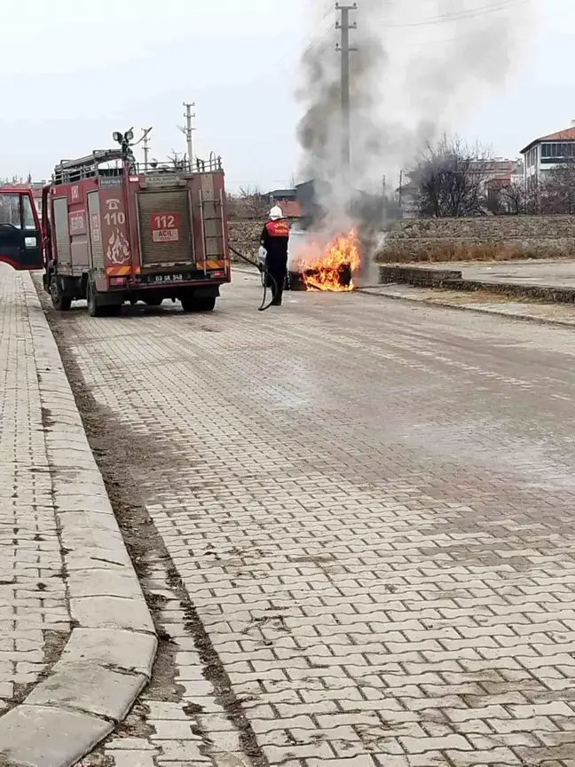 Afyonkarahisar'da Park Halindeki Otomobil Yangını