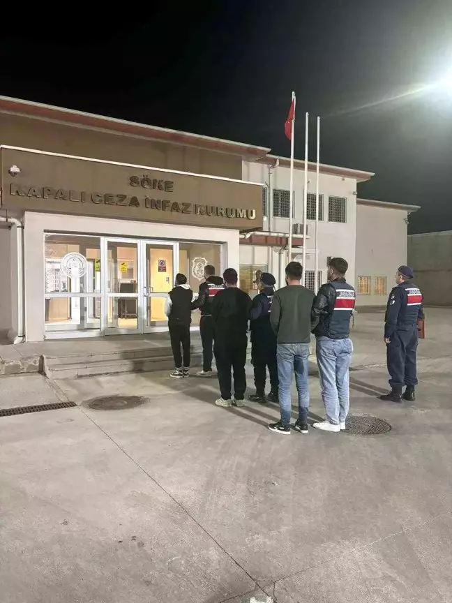 Kuşadası'nda Düzensiz Göçmen Operasyonu: 23 Göçmen ve 3 Organizatör Yakalandı