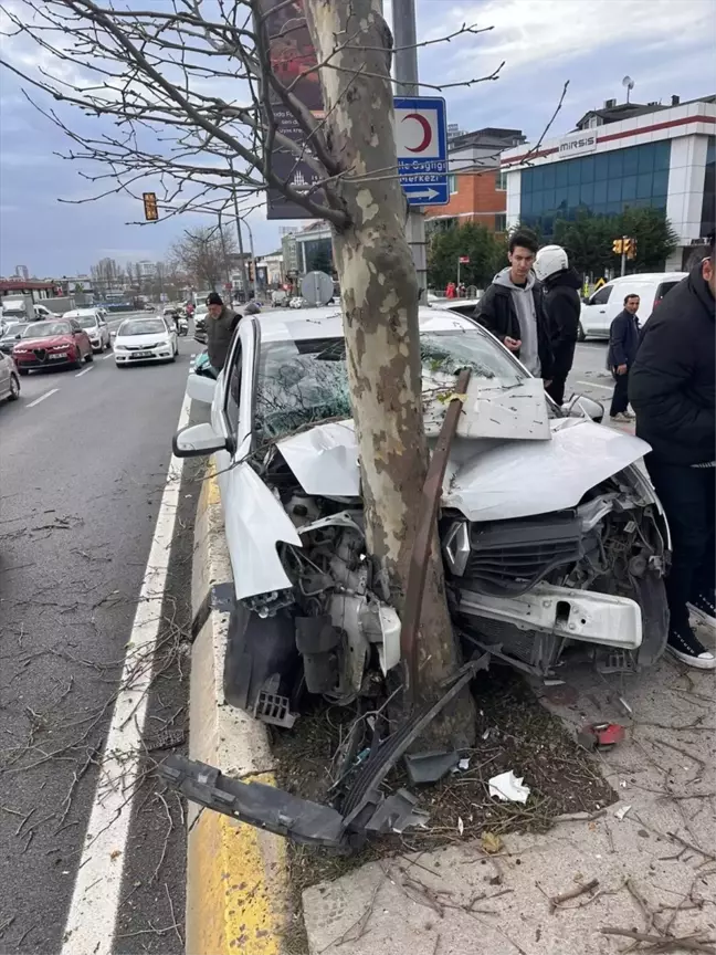 İstanbul Ataşehir'de Trafik Kazası: Sürücü Yaralandı