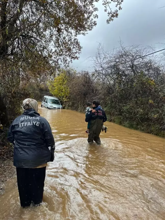 Menteşe'de Sağanak Nedeniyle Mahsur Kalan 4 Kişi Kurtarıldı