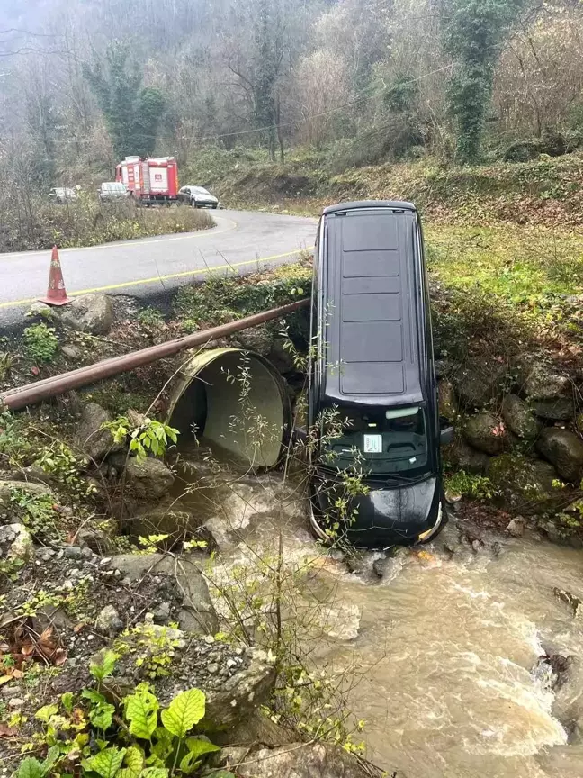 Sapanca'da Yabancı Turistleri Taşıyan Minibüs Dereyatağına Düştü: 3 Yaralı